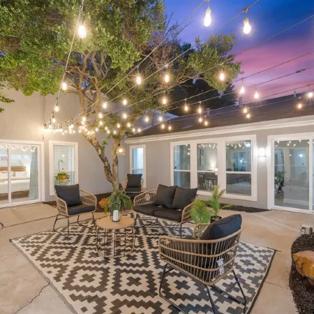 Modern Family Haven, Pool, Game Room,Sky Lit Atrium,5 bedrooms,King beds,3 baths
