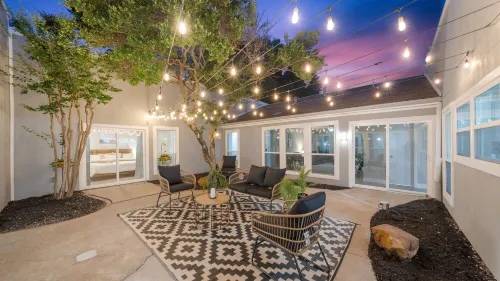 Modern Family Haven, Pool, Game Room,Sky Lit Atrium,5 bedrooms,King beds,3 baths