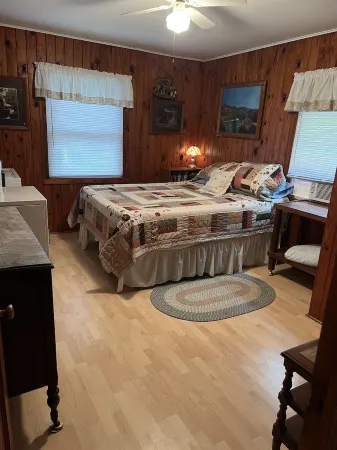 Cabin with private lake access on Cedar Cliff Lake