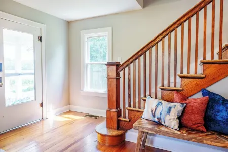 Charming 3-bedroom farmhouse in marvelous Greencastle near DePauw University