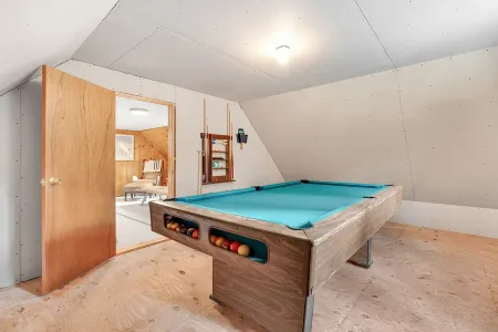 Sunday River less than 1 mile! Hot Tub! Fire Pit! Sleeps 10!