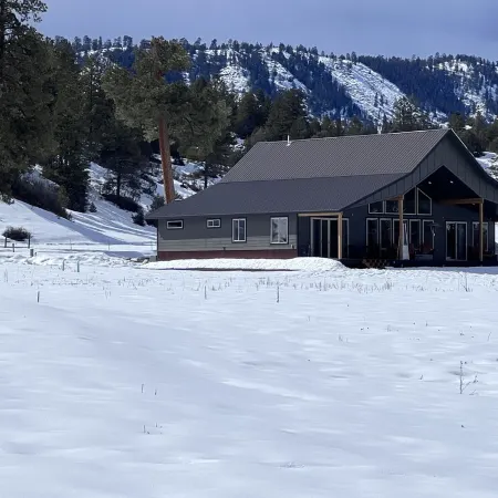 Peaceful retreat on 35 acres w/ spectacular mountain views!