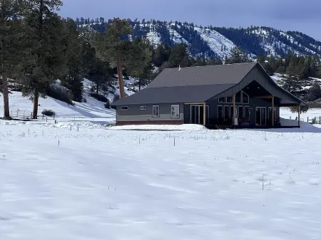 Peaceful retreat on 35 acres w/ spectacular mountain views!