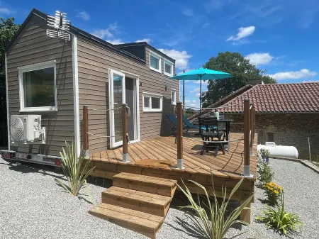 Tiny House La Samorienne, with private spa and sauna.