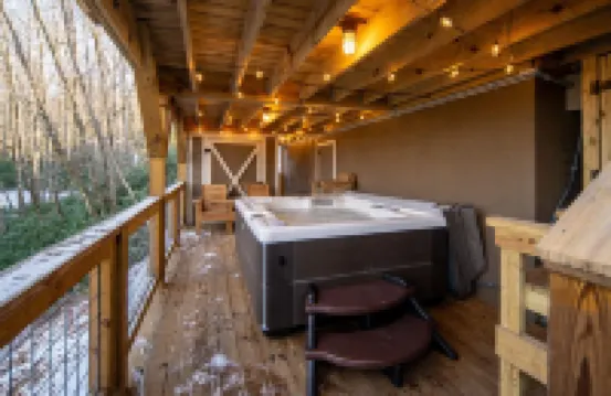 Rustic & cozy, 3 decks w/ loft, 10 min to downtown