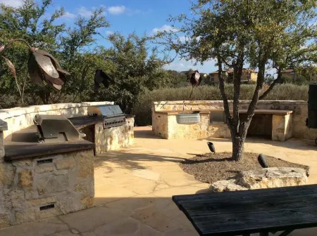 BEST View of Lake Travis!! Largest 3 Bed-3 Bath Floor Plan-THE HOLLOWS-Sleeps 8