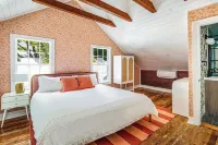 Charming + Circa 1889 Historic Eyebrow Home - مسبح خاص