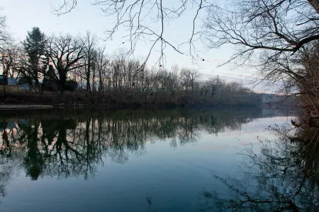 Modern Riverfront Getaway on Little Miami River Отели в г. Симмс Тауншип