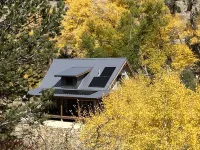 Cozy, secluded home close to everything. 15 min to town and skiing.