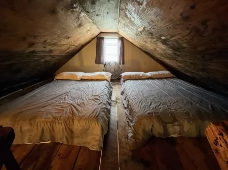 Quaint old fashioned cabin, Loft, Grill, Fire Pit! Отели рядом с достопримечательностью «Daniel Boone Campground in Red River Gorge»