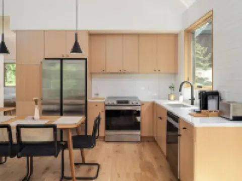 Elevated Forest Retreat: 1BR Near Asheville ウィーヴァーヴィルのホテル