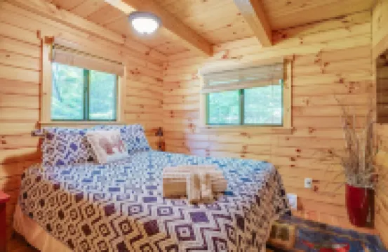 Tall Pines Log Cabin Retreat  Upgraded with Fiber Optic Internet