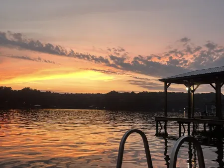 Wake n’ Lake Отели рядом с достопримечательностью «Andalusia Farm»