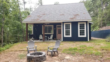 Charming Cottage with direct access to Lake Livingston!