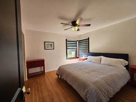 Harbour View Getaway- unique, fully renovated 1 block from the lake!