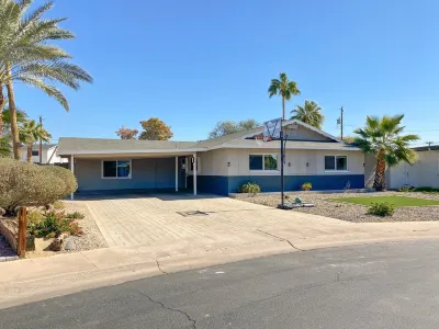 Relaxing Oasis! 5 bedroom 3 bath with Pool Painting with a Twist 주변 호텔