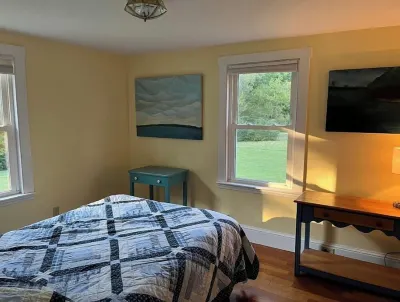 Peaceful retreat in central Yarmouth, walking distance to Main Street. Hotels near Eartha Globe
