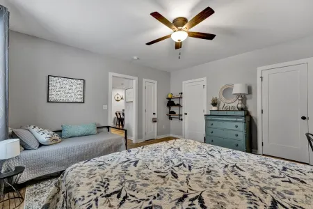 Comfy Cottage Walking Steps From Shopping/Dining/Taproom/Spa