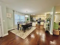 King Luxe Retreat - Pets Welcome, Fenced Yard,