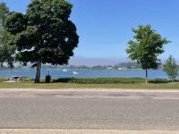 Harbor House Beautiful 4 bedroom house, minutes from beach/lake and cute town!