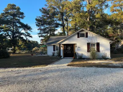 Bay Dream Believer Cottage on Beautiful East River Waterfront