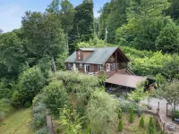 Pet and Family Friendly Luxury Cabin with Hot Tub and Mountain Views Hotels in Yancey County
