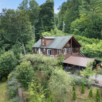 Pet and Family Friendly Luxury Cabin with Hot Tub and Mountain Views
