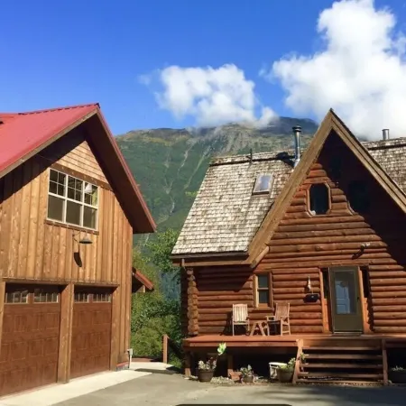 Sandy Beach Retreat Sunrise Studio- Steps from Sandy Beach & Treadwell Trail!