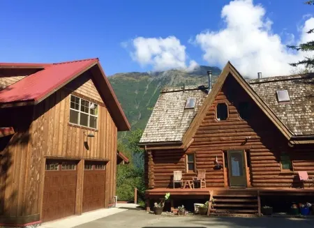 Sandy Beach Sunrise Studio- Just steps from Sandy Beach & Treadwell trail!