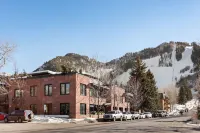 7 Million Luxury Residence at “Monarch on the Park”Downtown Aspen with Parking