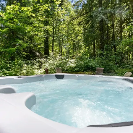 Cozy Cascade Cabin. Relaxing Hot Tub, Secluded, Spacious and Creek Nearby