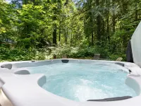 Cozy Cascade Cabin. Relaxing Hot Tub, Secluded, Spacious and Creek Nearby