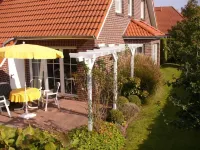 Sunny spacious. DHH, 3 bedrooms, 6 pers., NR, WLan, close to the beach, washer + dryer