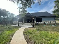 Spacious 4-bedroom house in Canyon Lake with WiFi, fitness area, large backyard