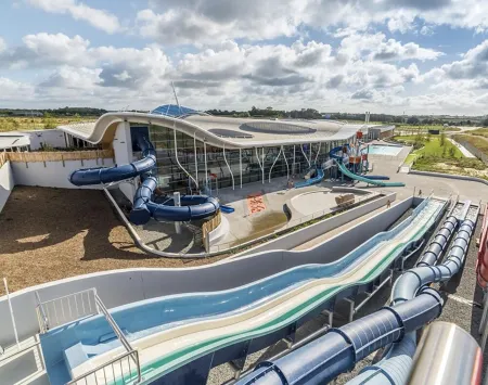 Charming renovated stone cottage in quiet area with garden and terrace. Sleeps 4 Отели в г. Плелен-Тригаву