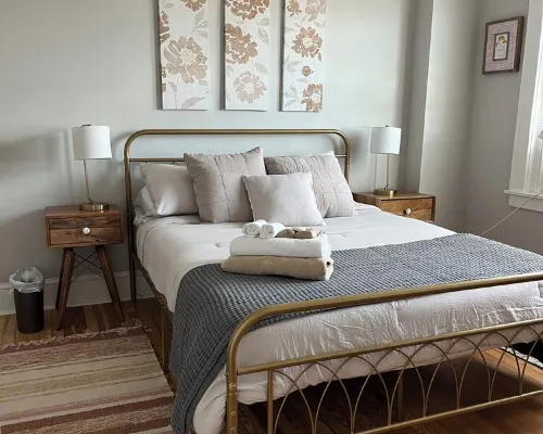 Newly renovated in the heart of Kennett Square. 3 miles from Longwood Gardens Hotels in Kennett Square