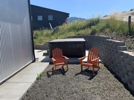 Get Away to White Salmon; Hot Tub, Pickle-Ball, Basketball, Fitness Room & More!