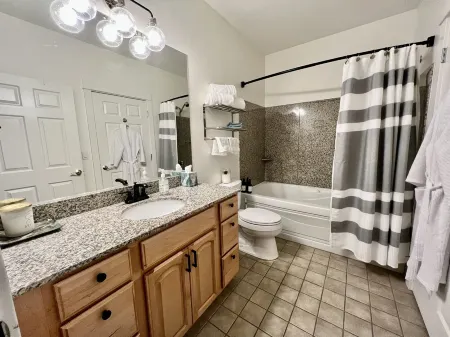 Ocean View ~ Hot Tub ~ King Bed ~ EV Charger! Отели рядом с достопримечательностью «Брадис Ойстерс»