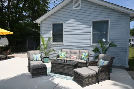 NEW LISTING!!! Beautiful Bayview Cottage a short walk to the beach Hotels in Villas