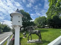 Oak Bluff's Victorian Walk to Town & Beaches
