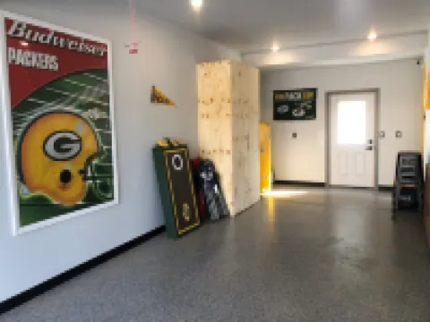 Lambeau Legends II - Brand new 4 bedroom, 2.5 bath 0.3 miles to Lambeau Field!