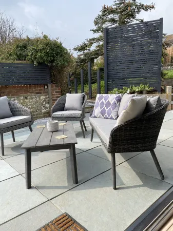 Spacious Cabin Sea/Downs views Sole use Hot Tub 10min walk to Beach/Train St Отели в г. Сифорд