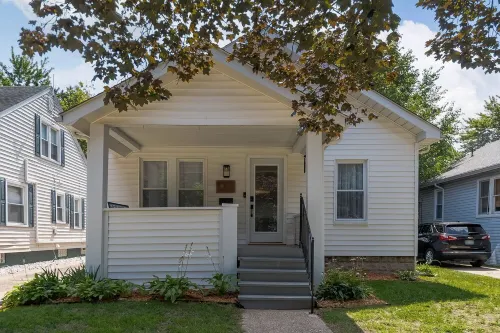 3 BLK walk to funky DT Ferndale • 20 min drive to DT Detroit • Hip Historic Home