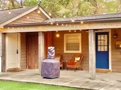 The Little Manor on 7th, secluded cottage moments from Historic Downtown Laurel Hotels near Agape Church