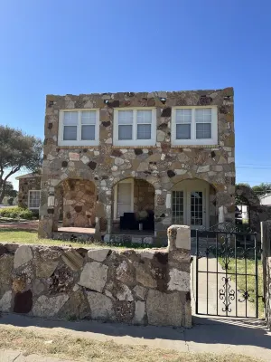 Historic Rock House Apartments- Corporate Residence in Big Spring, Texas Bealls附近的飯店