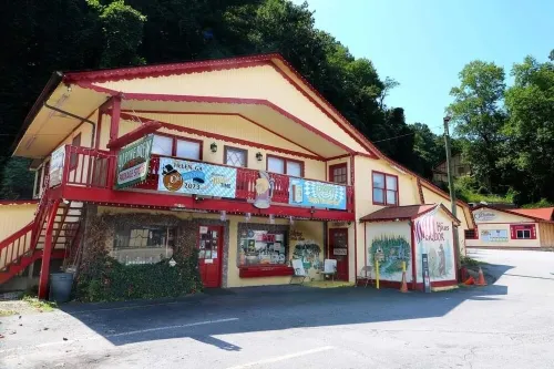 Couples Retreat! Cozy apartment in downtown Helen, GA.