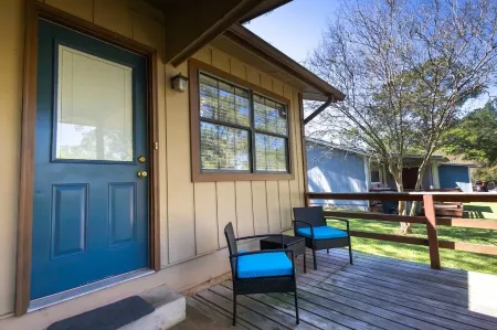 Peaceful 2 Bed, 1 Bath located in midtown, 5 miles from Stadium.