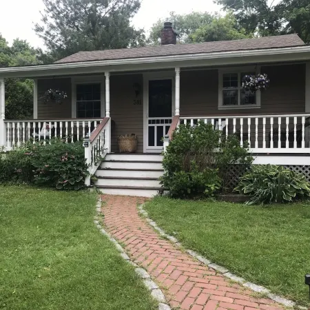 Perfect for a Weekend Getaway 5 Miles to Downtown Newport.
