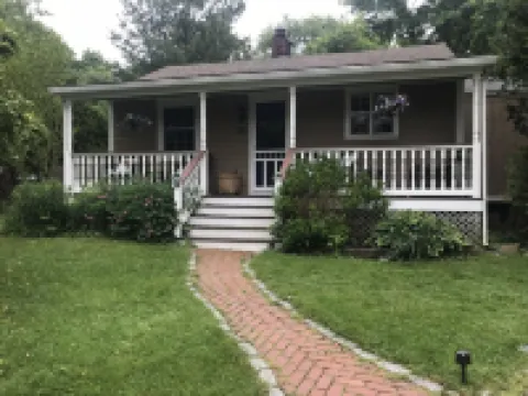 Perfect for a Weekend Getaway 5 Miles to Downtown Newport.