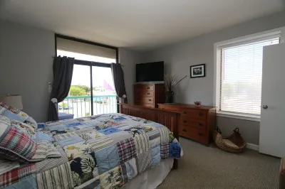 Enjoy Sunrise and dolphin's swimming every morning from your personal balcony! 그롬멧 아일랜드 공원 주변 호텔